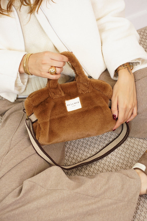 Bolso Pile, estampado en blanco, terracota, beige, detalle del estampado y el material — De La Mur