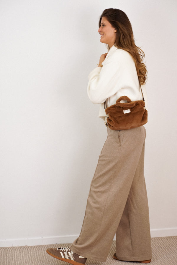 Bolso Pile, estampado en blanco, terracota, beige, vista en uso — De La Mur