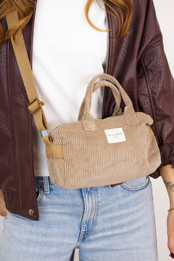 Bolso Toast, estampado en rojo, beige, terracota, vista en uso — De La Mur