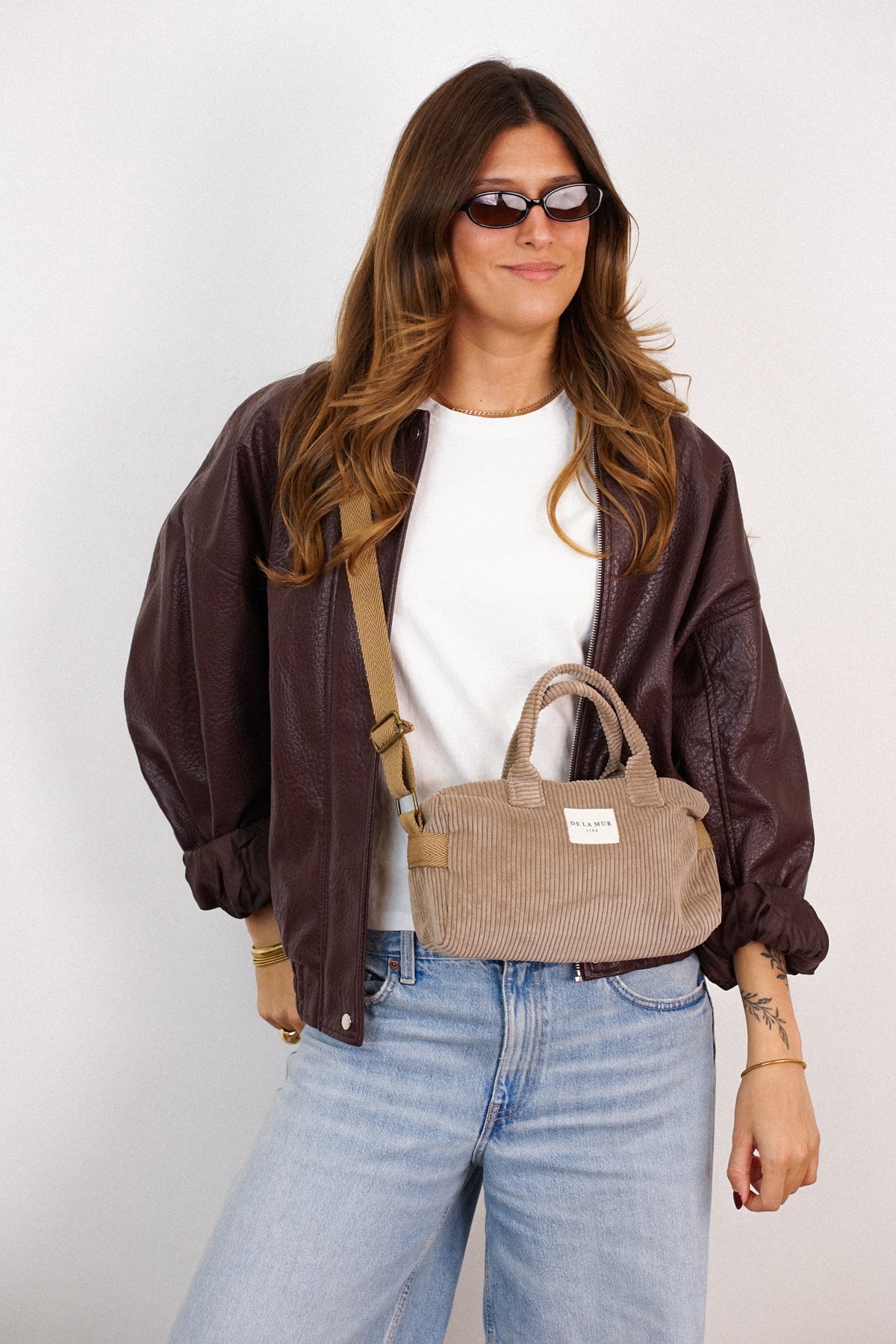 Bolso Toast, estampado en rojo, beige, terracota, detalle del estampado y el material — De La Mur