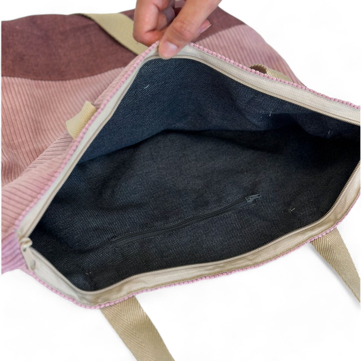 Tasche Cot, Muster in Violett, Beige und Rot, Detail von Material und Verarbeitung — De La Mur