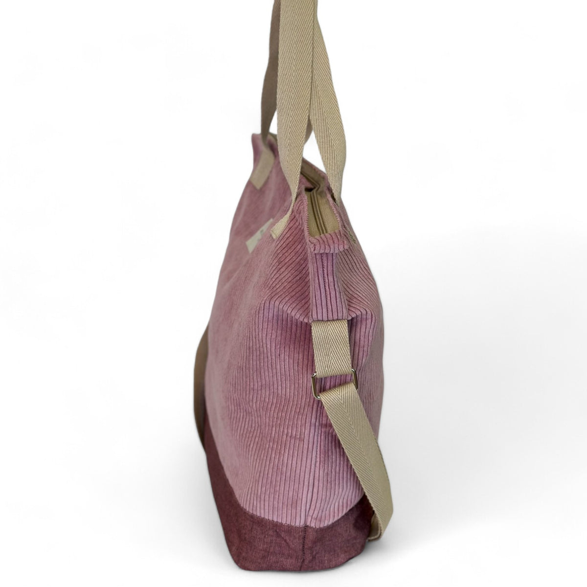 Tasche Cot, Muster in Violett, Beige und Rot, in Gebrauch — De La Mur