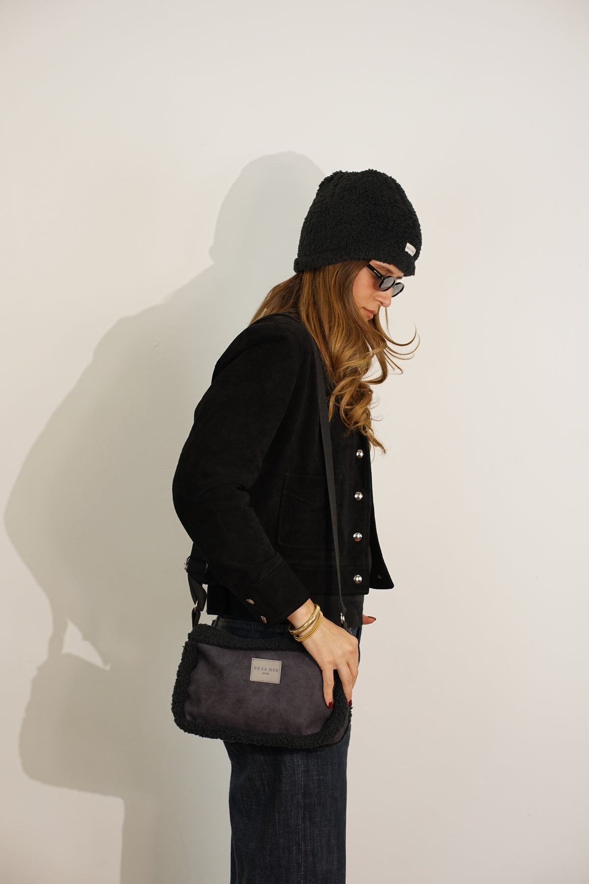 Bolso Cene, estampado en negro, gris, blanco, detalle del producto — De La Mur