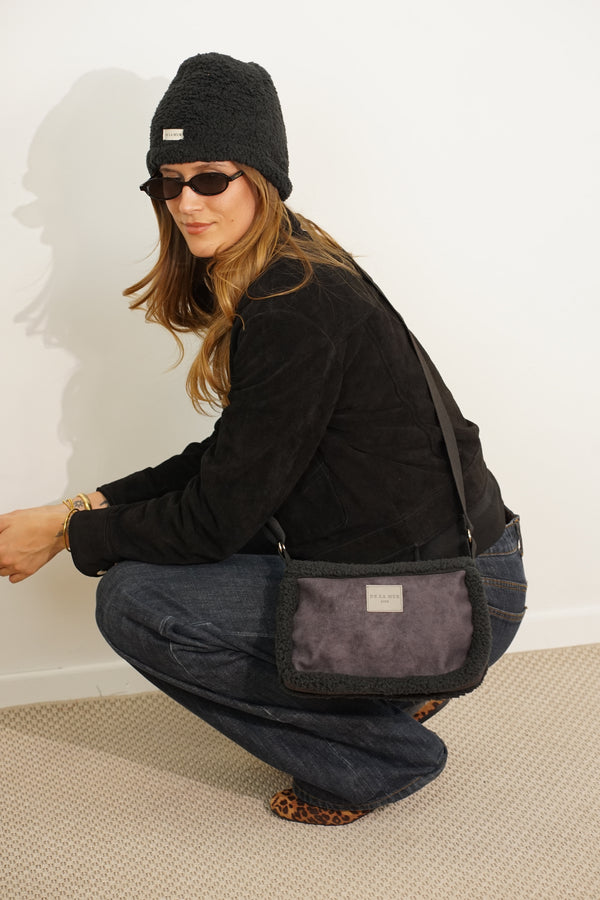 Bolso Cene, estampado en negro, gris, blanco, detalle del material y el acabado — De La Mur