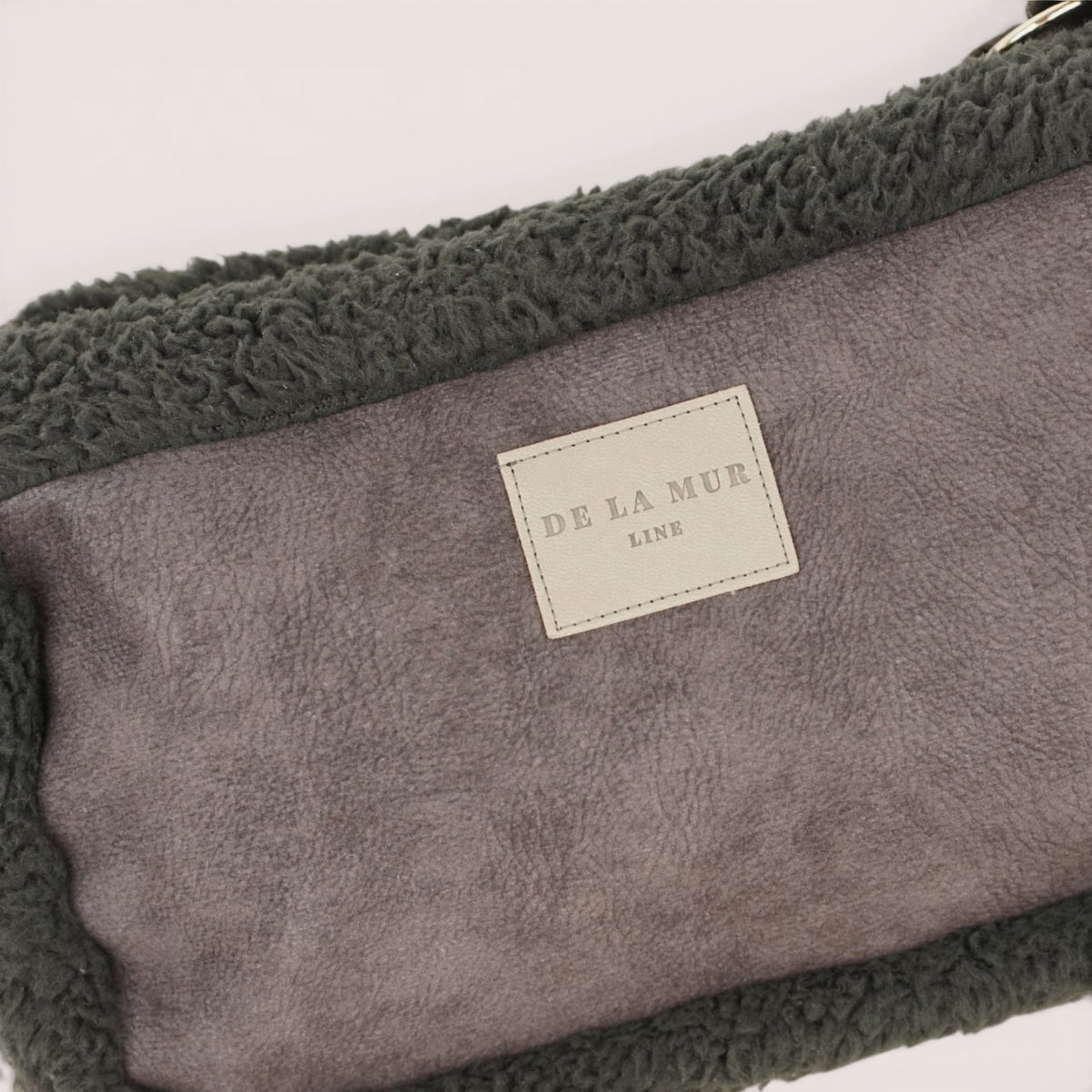 Bolso Cene, estampado en negro, gris, blanco, detalle del producto — De La Mur