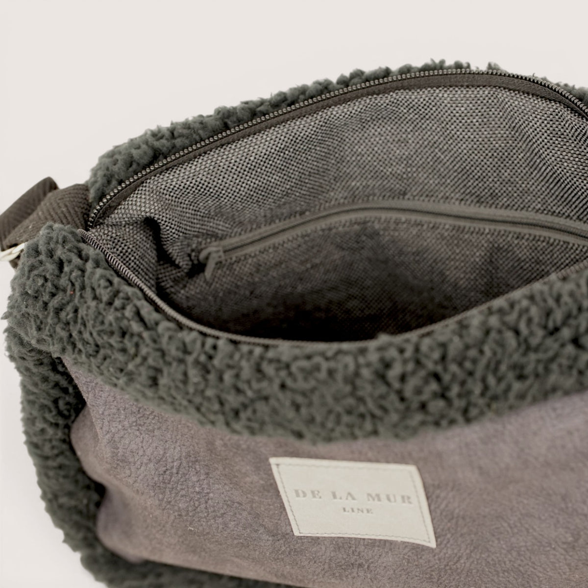 Bolso Cene, estampado en negro, gris, blanco, detalle del producto — De La Mur