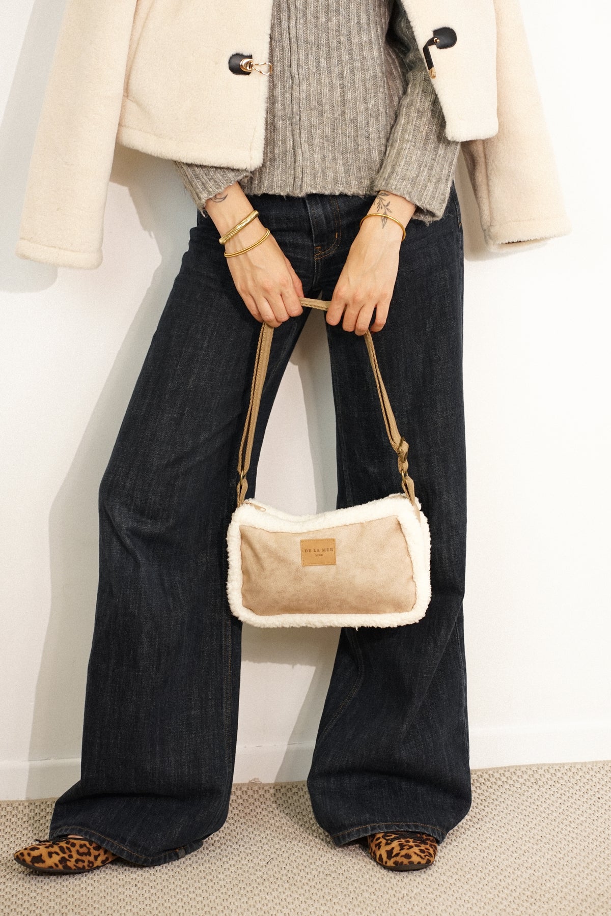 Bolso Cipria, estampado en beige, naranja, blanco, vista en uso — De La Mur