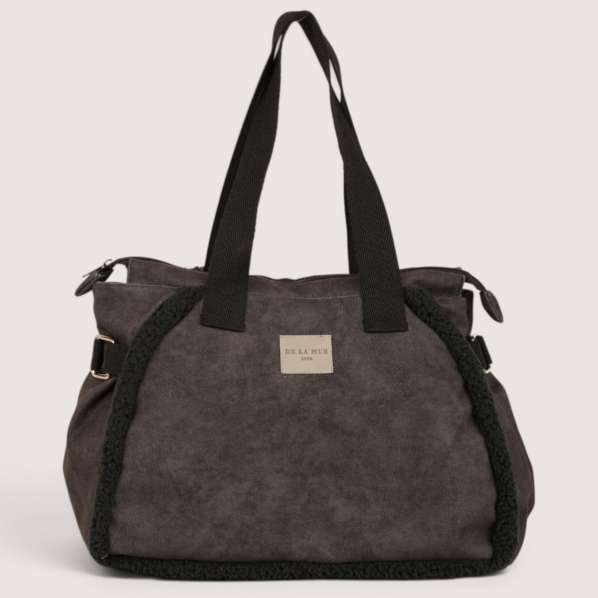 Bolso Cene, estampado en negro, rojo, beige, detalle del producto — De La Mur