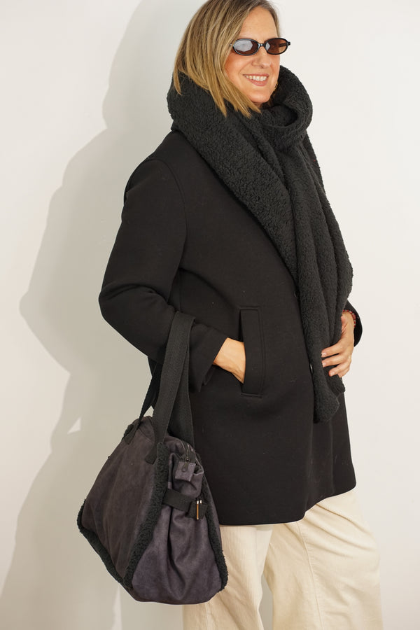 Bolso Cene, estampado en negro, rojo, beige, detalle del material y el acabado — De La Mur