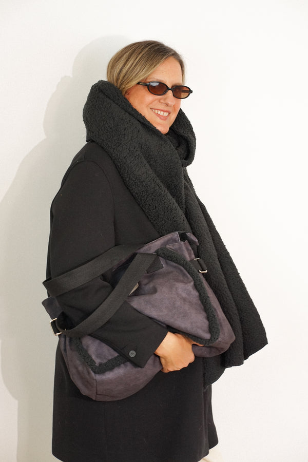 Bolso Cene, estampado en negro, rojo, beige, vista en uso — De La Mur