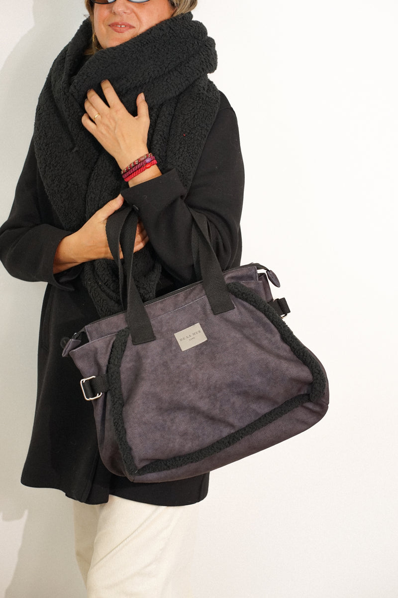 Bolso Cene, estampado en negro, rojo, beige, detalle del estampado y el material — De La Mur