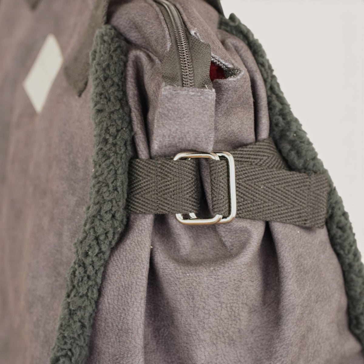 Bolso Cene, estampado en negro, rojo, beige, detalle del producto — De La Mur