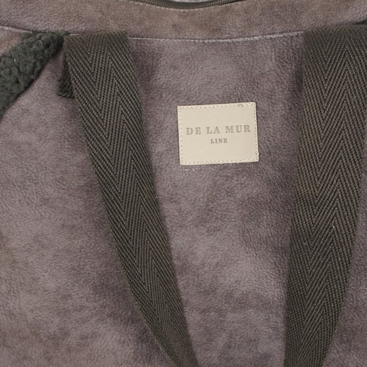 Bolso Cene, estampado en negro, rojo, beige, detalle del producto — De La Mur
