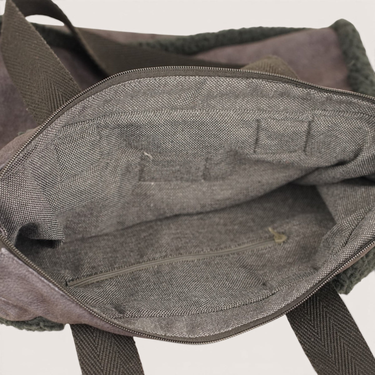 Bolso Cene, estampado en negro, rojo, beige, detalle del producto — De La Mur