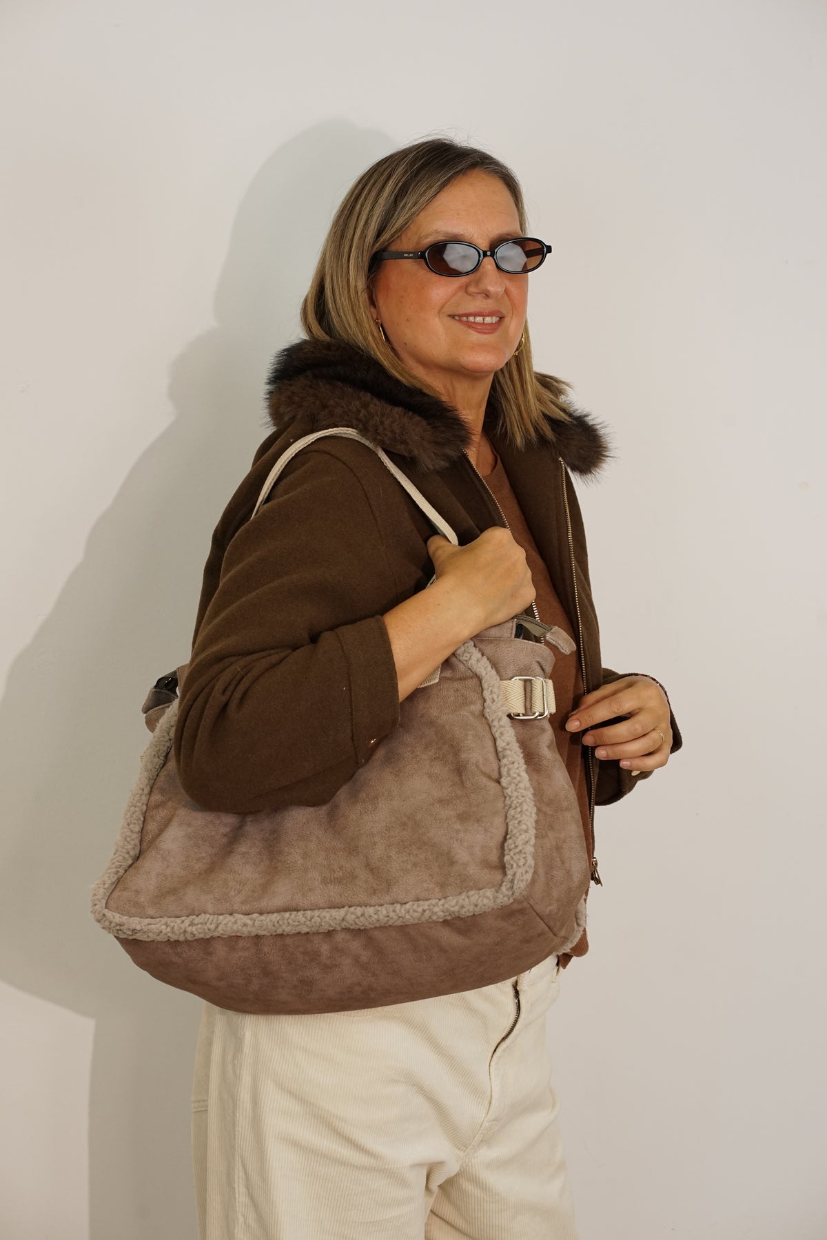 Bolso Noce, estampado en naranja, beige, terracota, detalle del estampado y el material — De La Mur