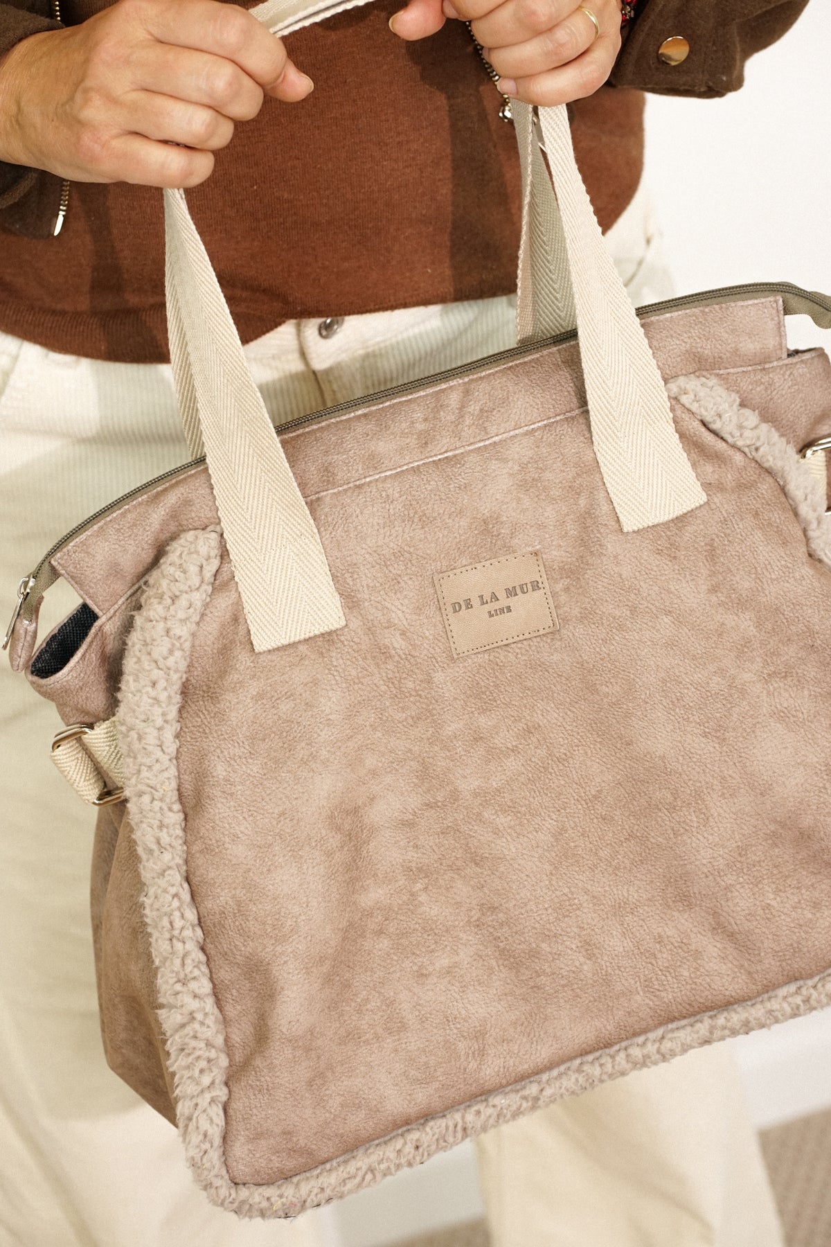 Bolso Noce, estampado en naranja, beige, terracota, detalle del material y el acabado — De La Mur