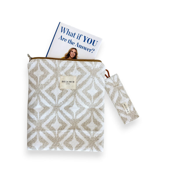 Monedero Regalo, estampado en beige, blanco, marrón, detalle del material y el acabado — De La Mur