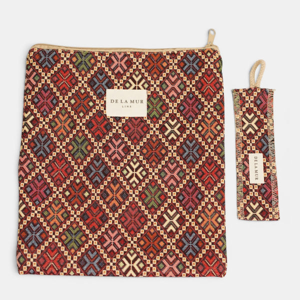 Monedero Regalo, estampado en beige, negro, terracota, vista en uso — De La Mur