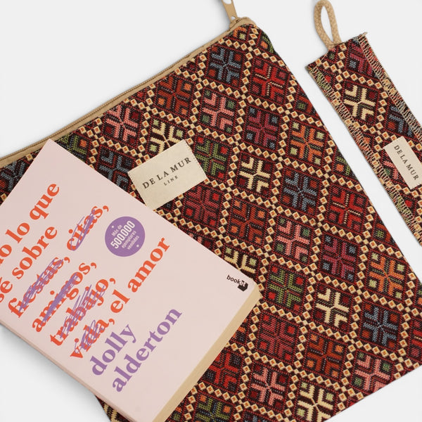 Monedero Regalo, estampado en beige, negro, terracota, detalle del estampado y el material — De La Mur