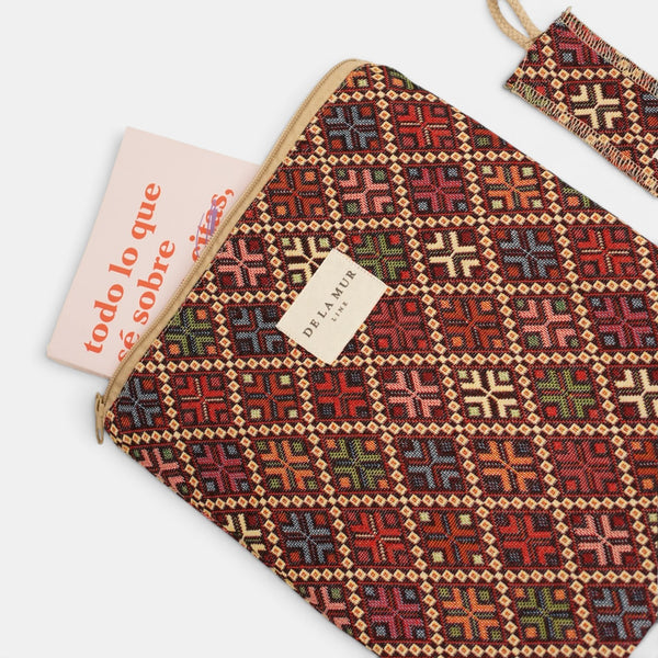 Monedero Regalo, estampado en beige, negro, terracota, detalle del material y el acabado — De La Mur
