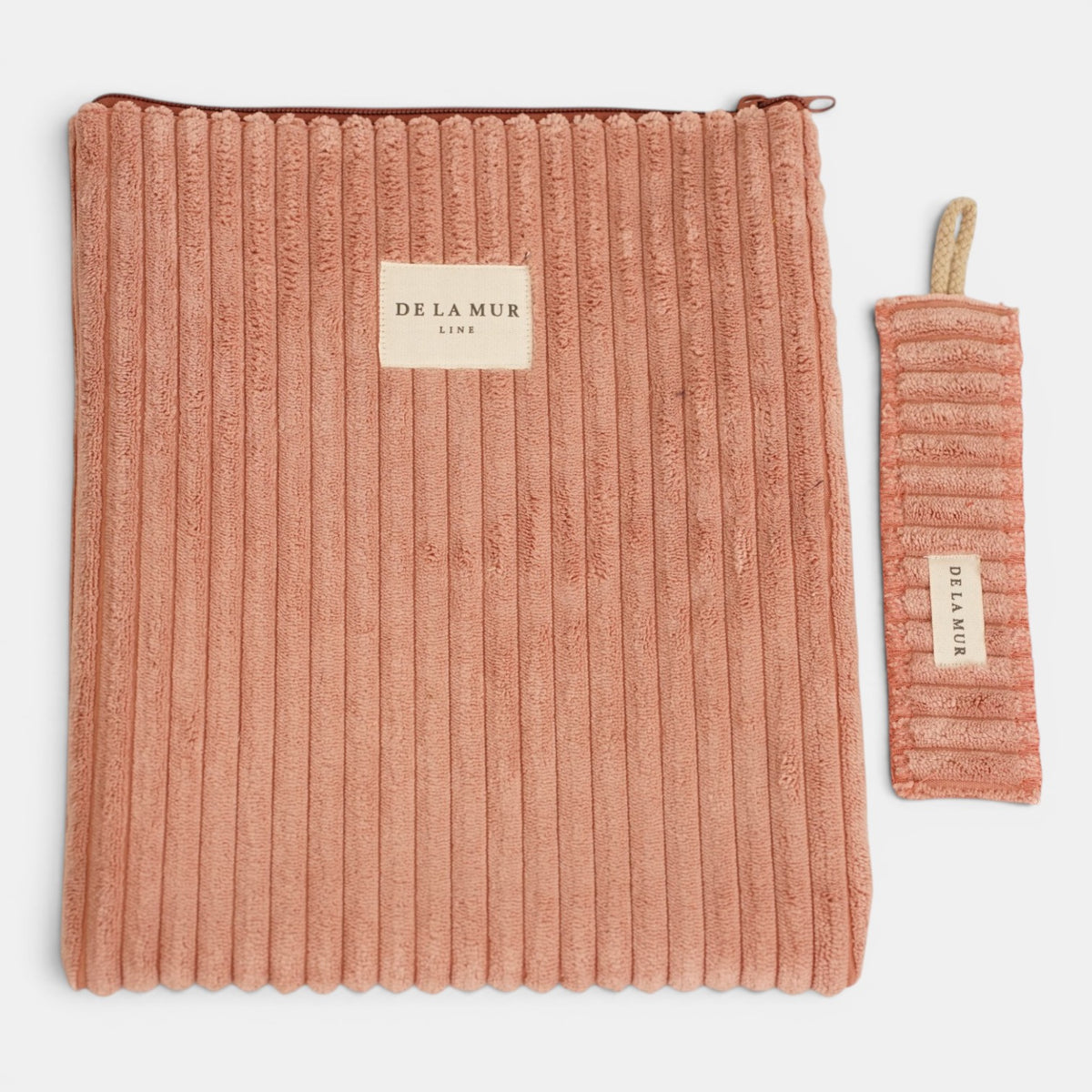 Monedero Regalo, estampado en beige, terracota, negro, vista en uso — De La Mur
