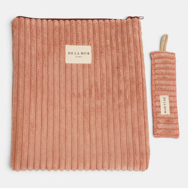 Monedero Regalo, estampado en beige, terracota, negro, vista en uso — De La Mur