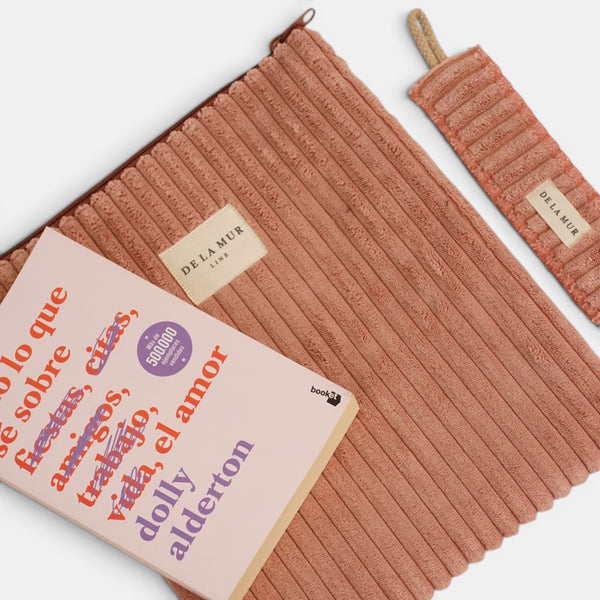 Monedero Regalo, estampado en beige, terracota, negro, detalle del material y el acabado — De La Mur