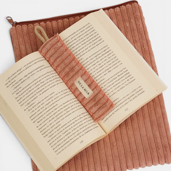 Monedero Regalo, estampado en beige, terracota, negro, detalle del estampado y el material — De La Mur