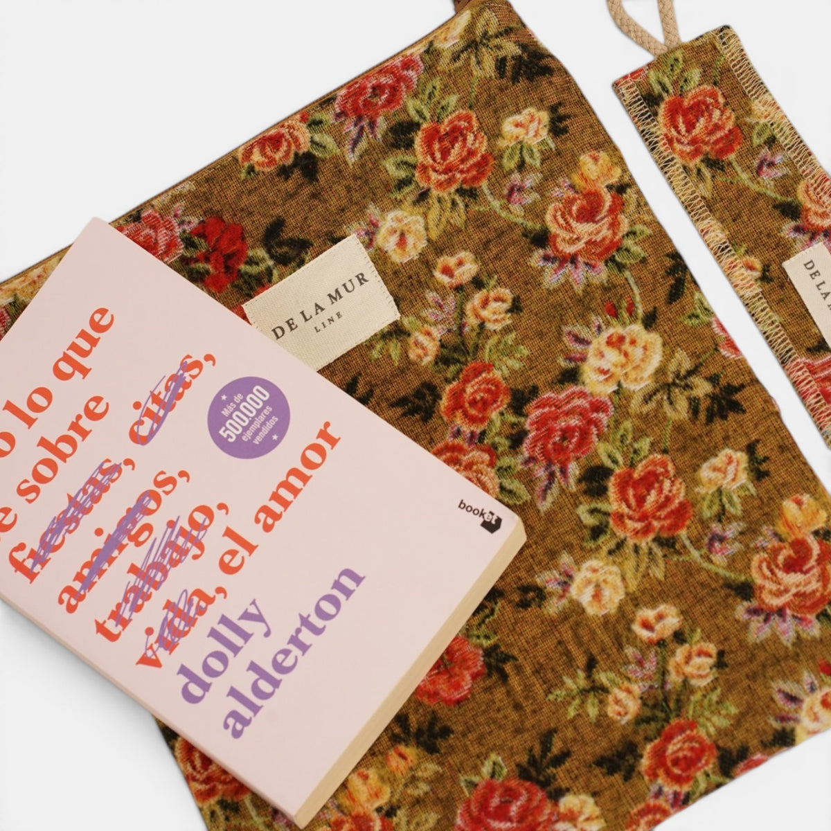 Monedero Regalo, estampado en naranja, terracota, beige, detalle del estampado y el material — De La Mur