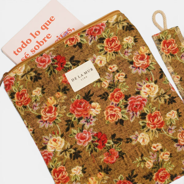 Monedero Regalo, estampado en naranja, terracota, beige, detalle del material y el acabado — De La Mur