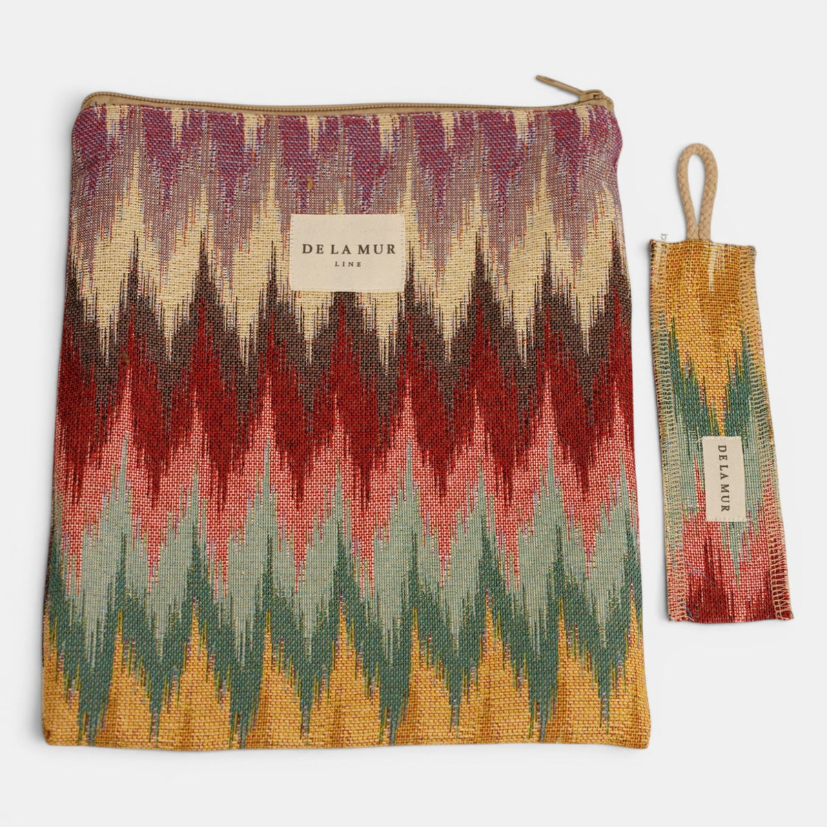 Monedero Regalo, estampado en beige, terracota, negro, vista en uso — De La Mur