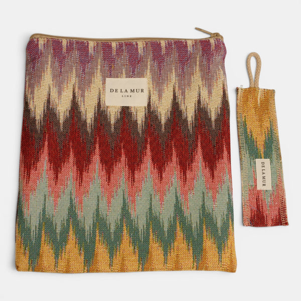 Monedero Regalo, estampado en beige, terracota, negro, vista en uso — De La Mur