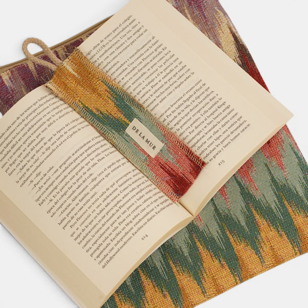 Monedero Regalo, estampado en beige, terracota, negro, detalle del material y el acabado — De La Mur