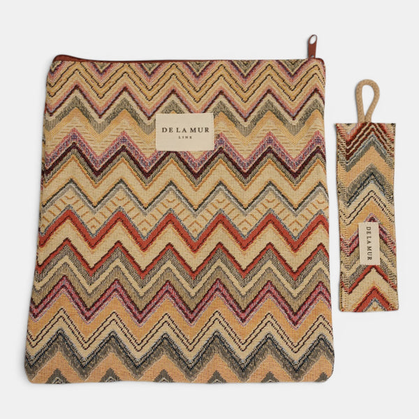 Monedero (Copia), estampado en beige, terracota, negro, vista en uso — De La Mur