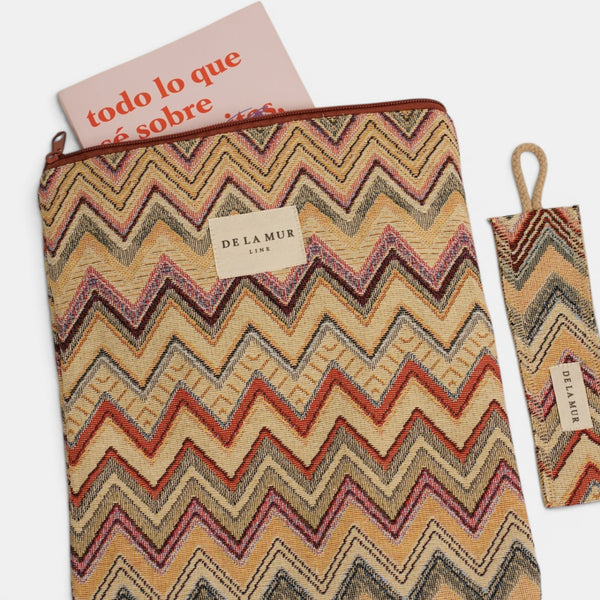 Monedero (Copia), estampado en beige, terracota, negro, detalle del producto — De La Mur