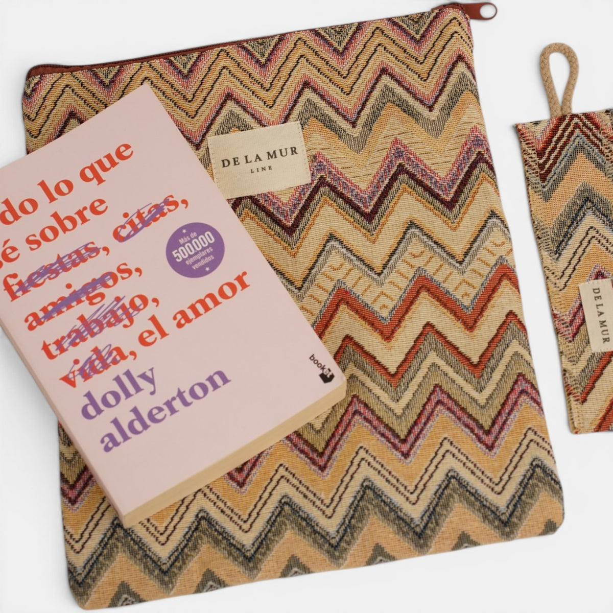 Monedero (Copia), estampado en beige, terracota, negro, detalle del material y el acabado — De La Mur