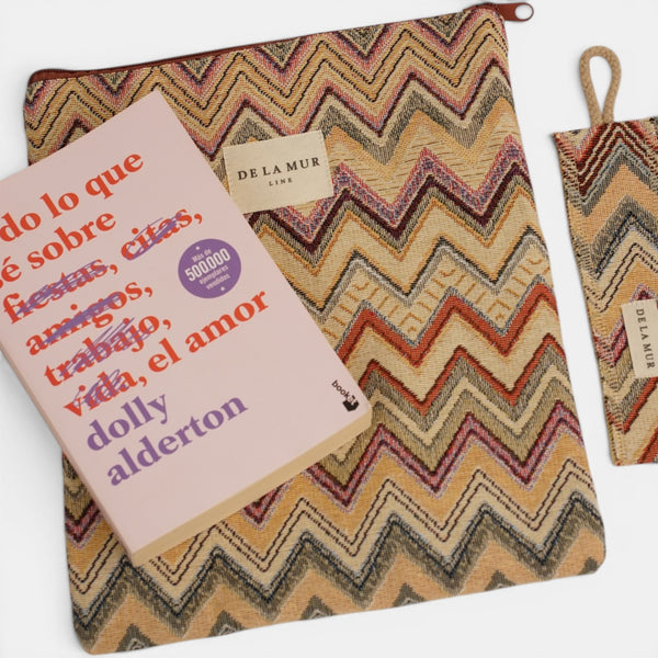 Monedero (Copia), estampado en beige, terracota, negro, detalle del material y el acabado — De La Mur