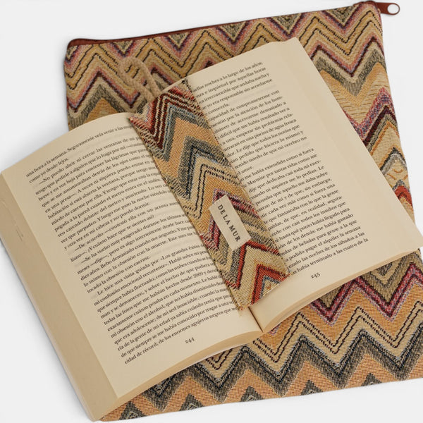 Monedero (Copia), estampado en beige, terracota, negro, detalle del estampado y el material — De La Mur
