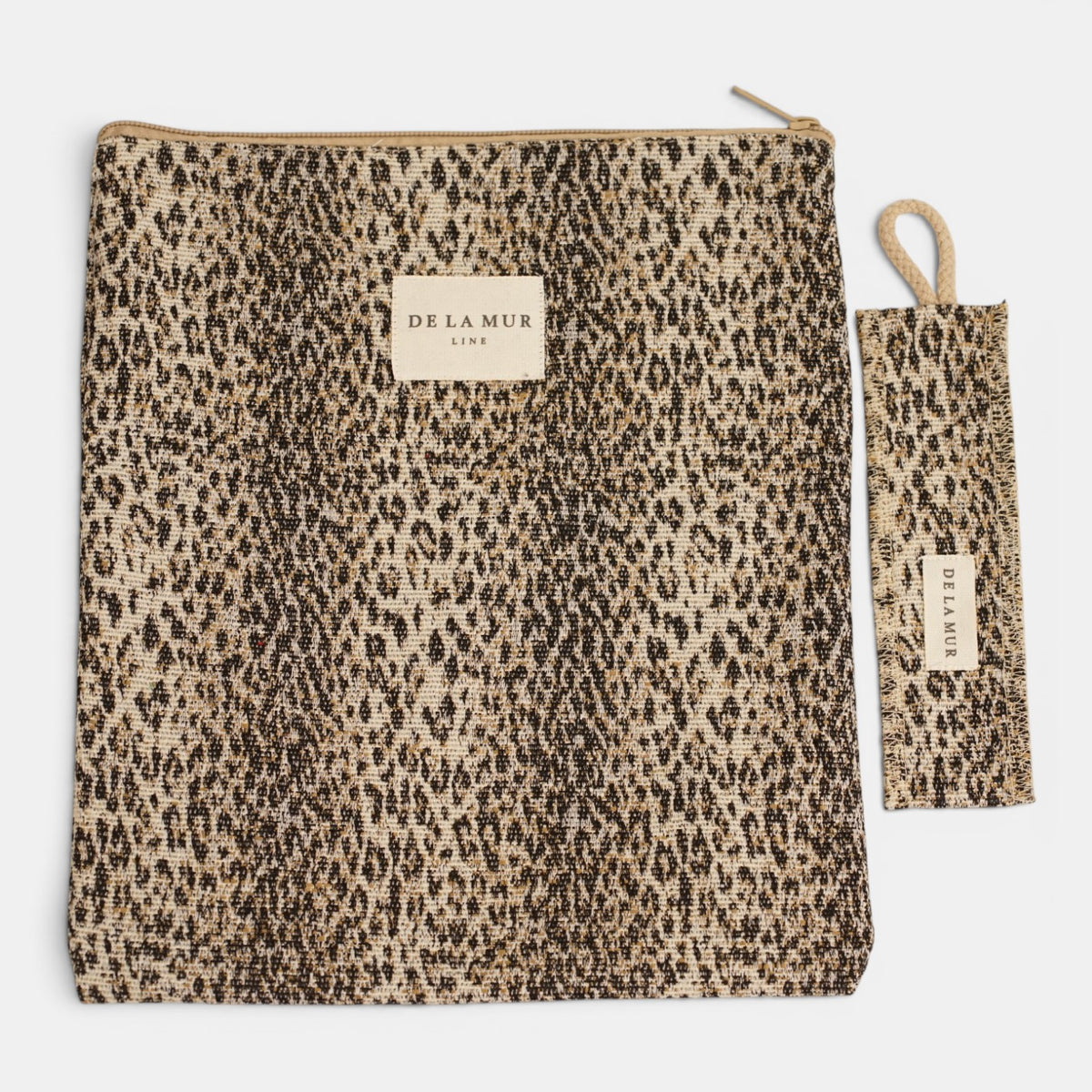 Monedero Regalo, estampado en beige, terracota, negro, vista en uso — De La Mur
