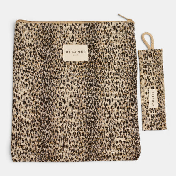 Monedero Regalo, estampado en beige, terracota, negro, vista en uso — De La Mur