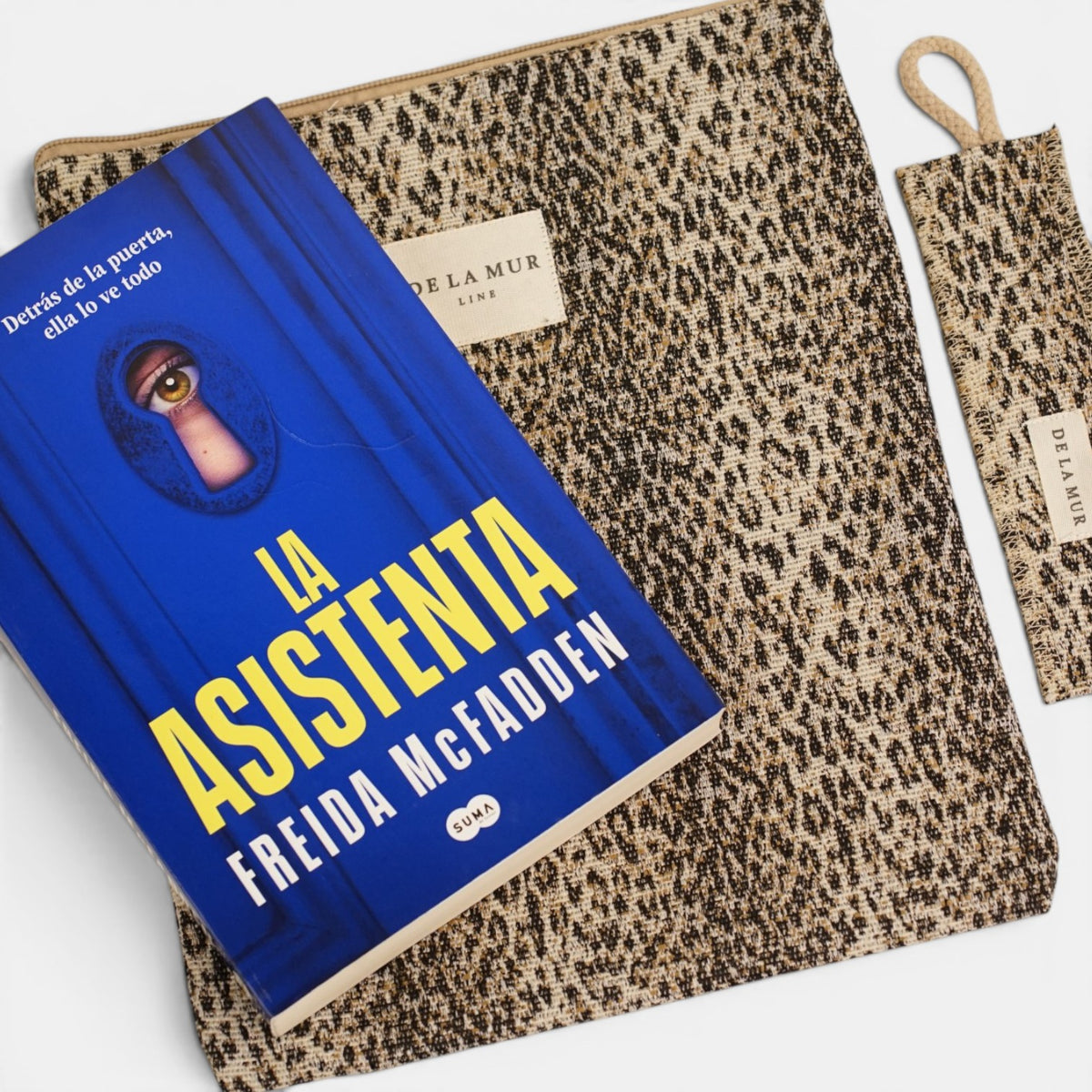 Monedero Regalo, estampado en beige, terracota, negro, vista con medidas — De La Mur