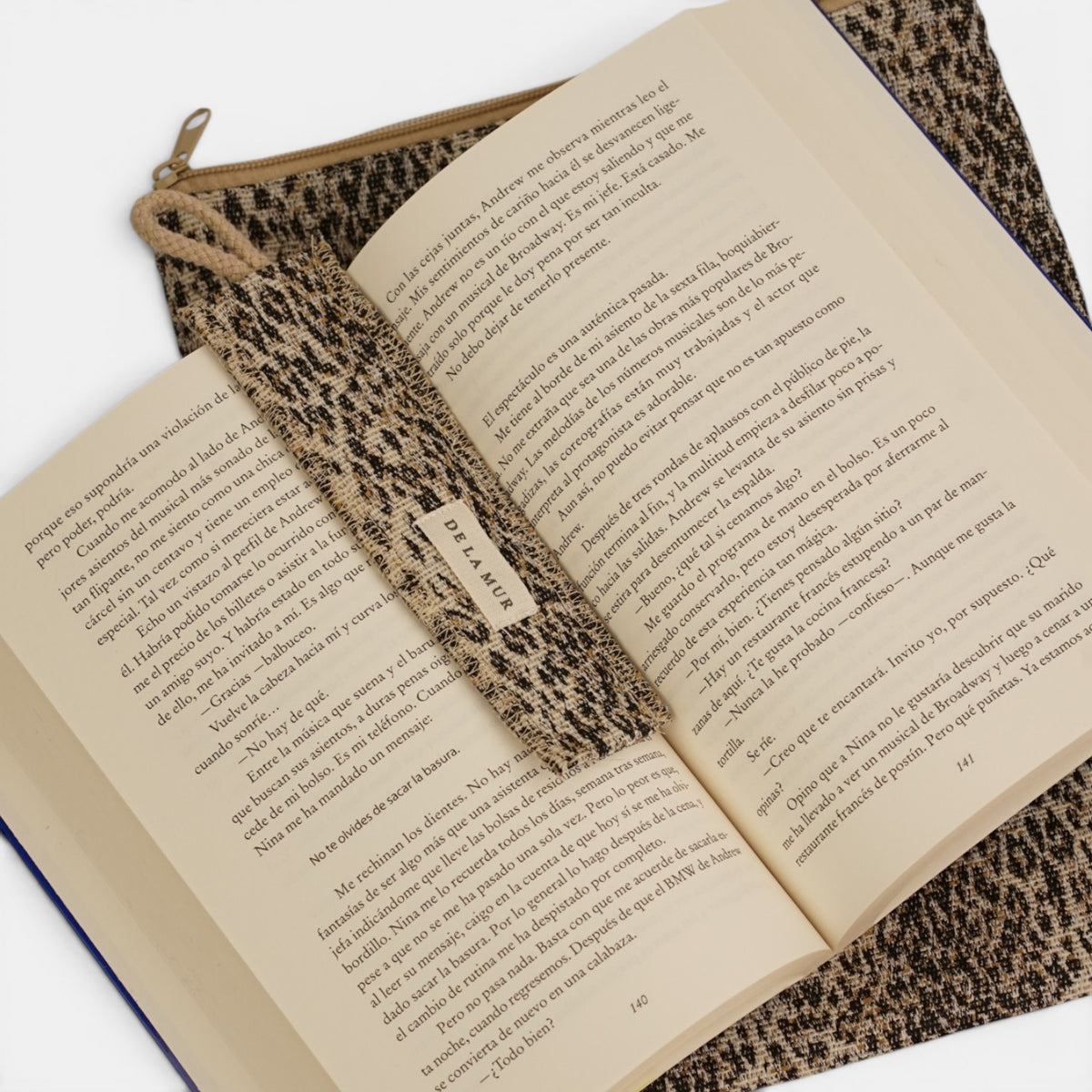 Monedero Regalo, estampado en beige, terracota, negro, detalle del material y el acabado — De La Mur