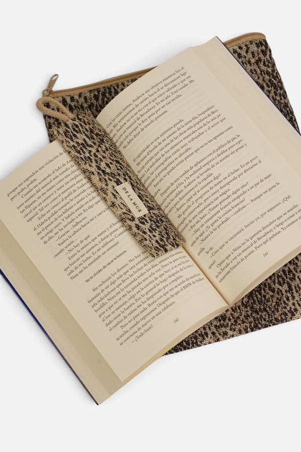 Funda Libro Leo + Punto Libro Regalo