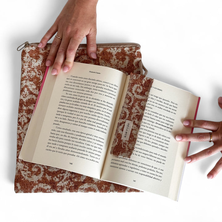 Funda Libro Mosti + Punto Libro Regalo