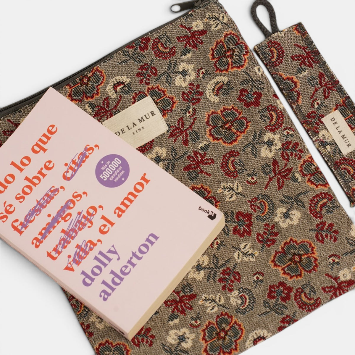 Monedero Regalo, estampado en beige, terracota, negro, detalle del estampado y el material — De La Mur