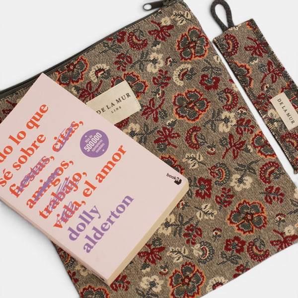 Monedero Regalo, estampado en beige, terracota, negro, detalle del estampado y el material — De La Mur