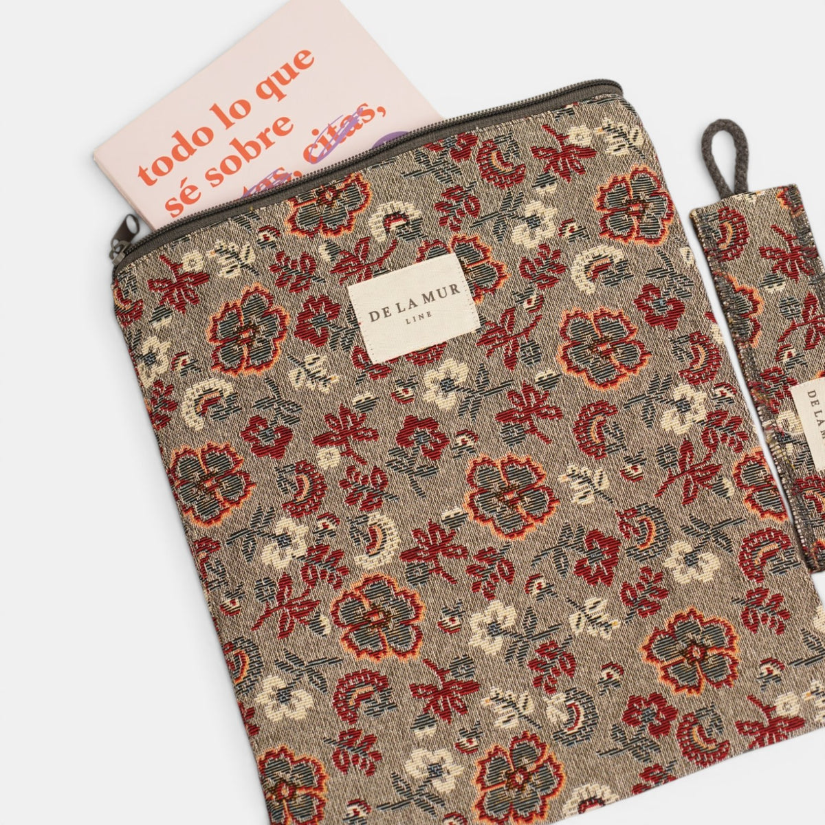Monedero Regalo, estampado en beige, terracota, negro, detalle del material y el acabado — De La Mur