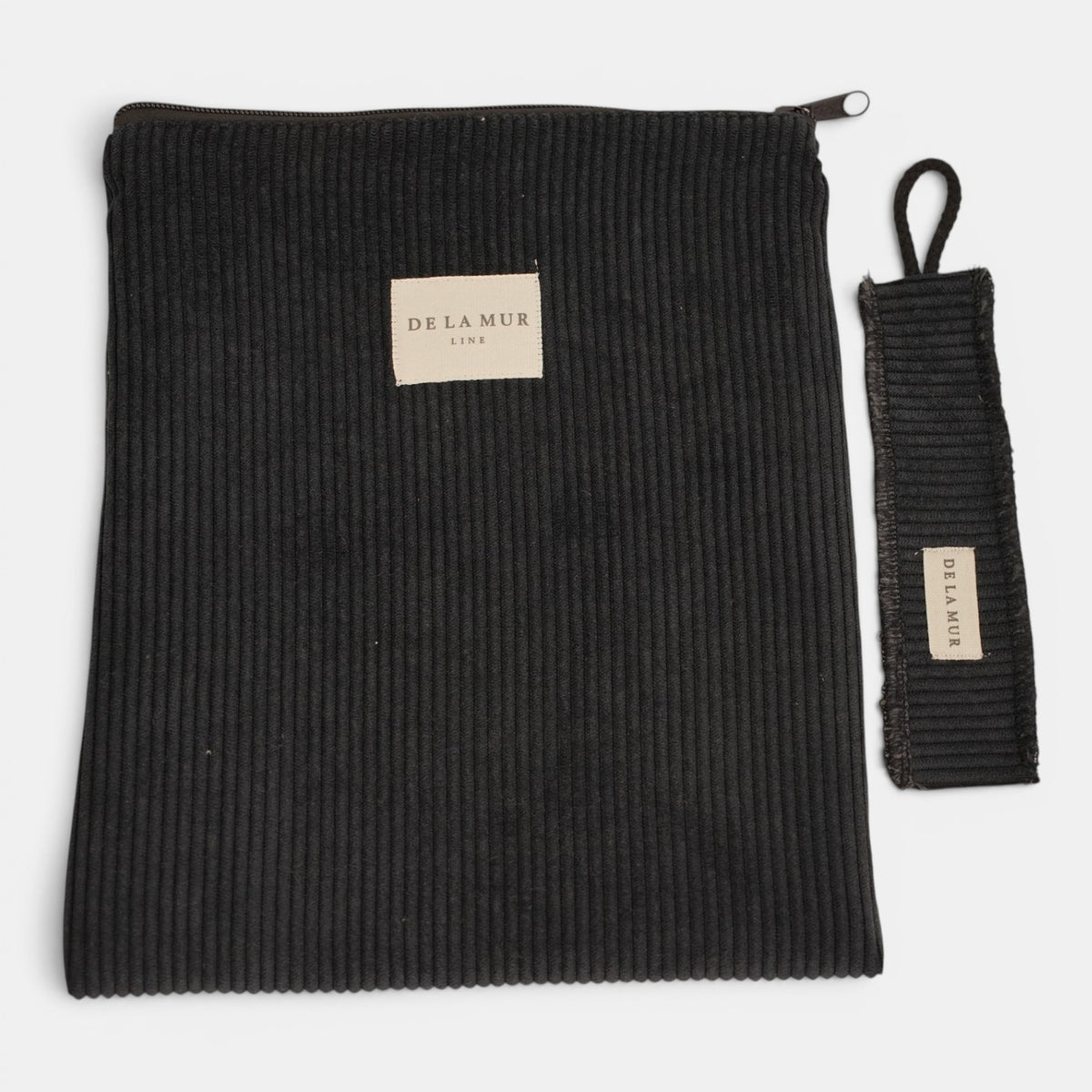 Monedero Regalo, estampado en negro, beige, terracota, vista en uso — De La Mur