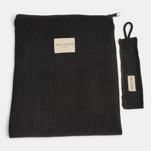 Monedero Regalo, estampado en negro, beige, terracota, vista en uso — De La Mur