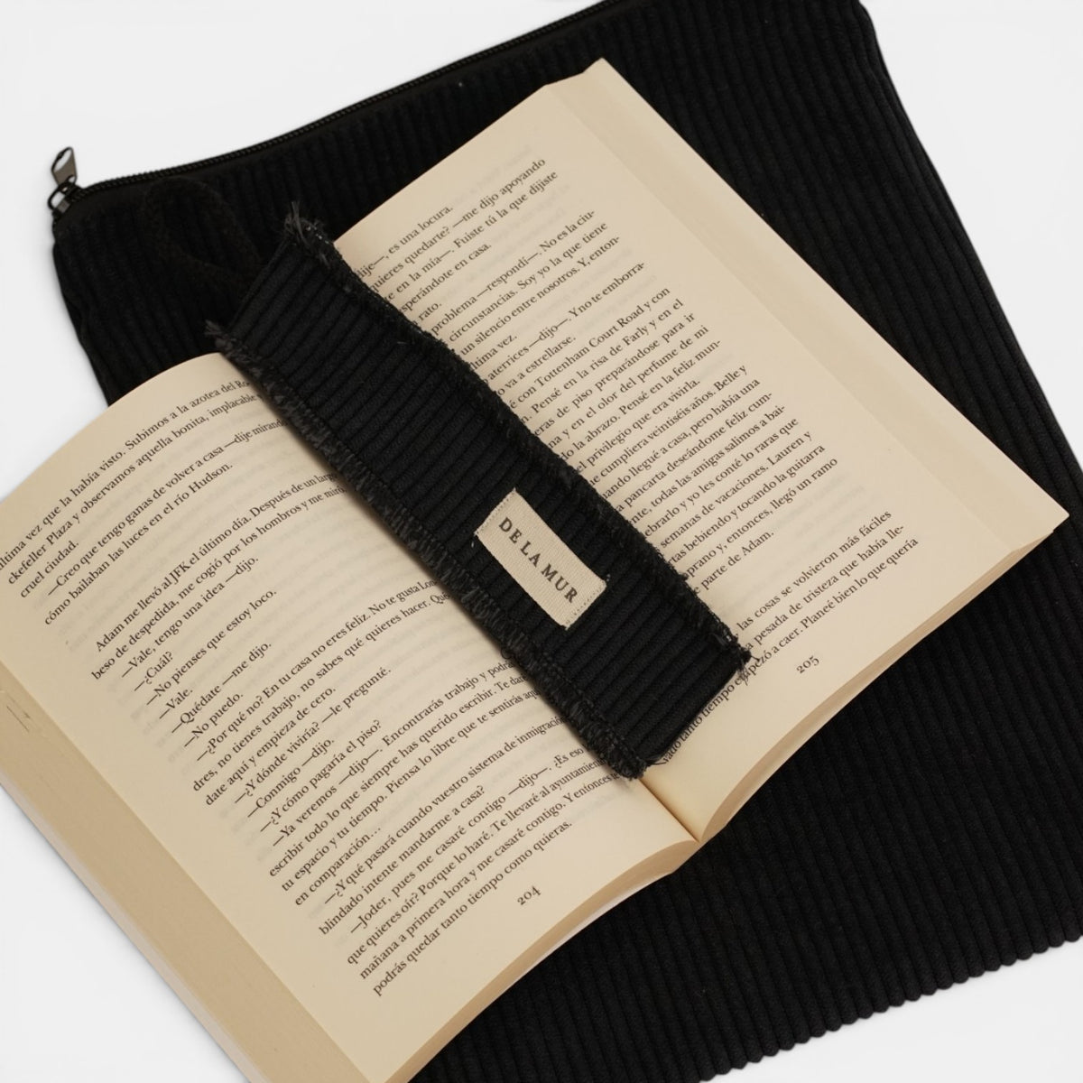 Monedero Regalo, estampado en negro, beige, terracota, detalle del material y el acabado — De La Mur